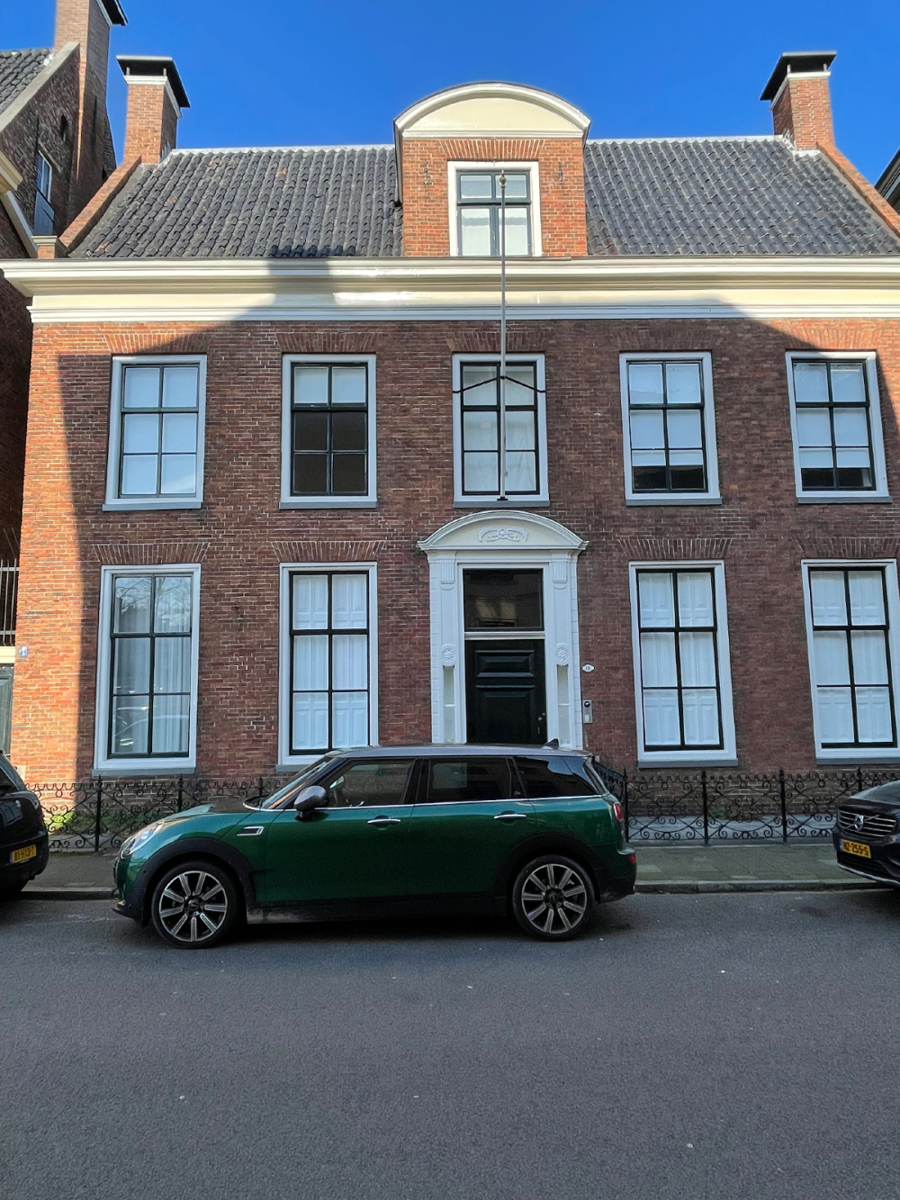 Pand met dwars zadeldak