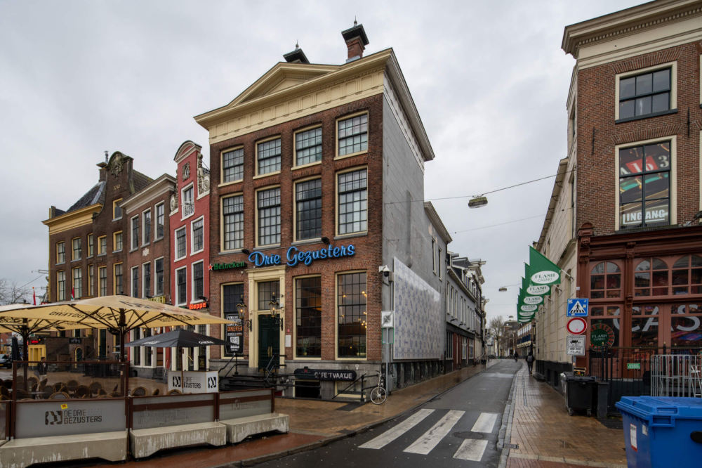 Pand met kroonlijst en tympaan