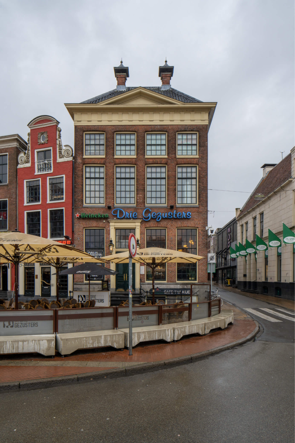 Pand met kroonlijst en tympaan