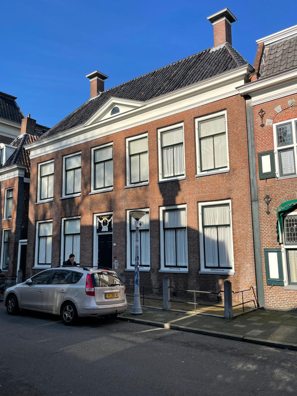 Pand onder schilddak met hoekschoorstenen 