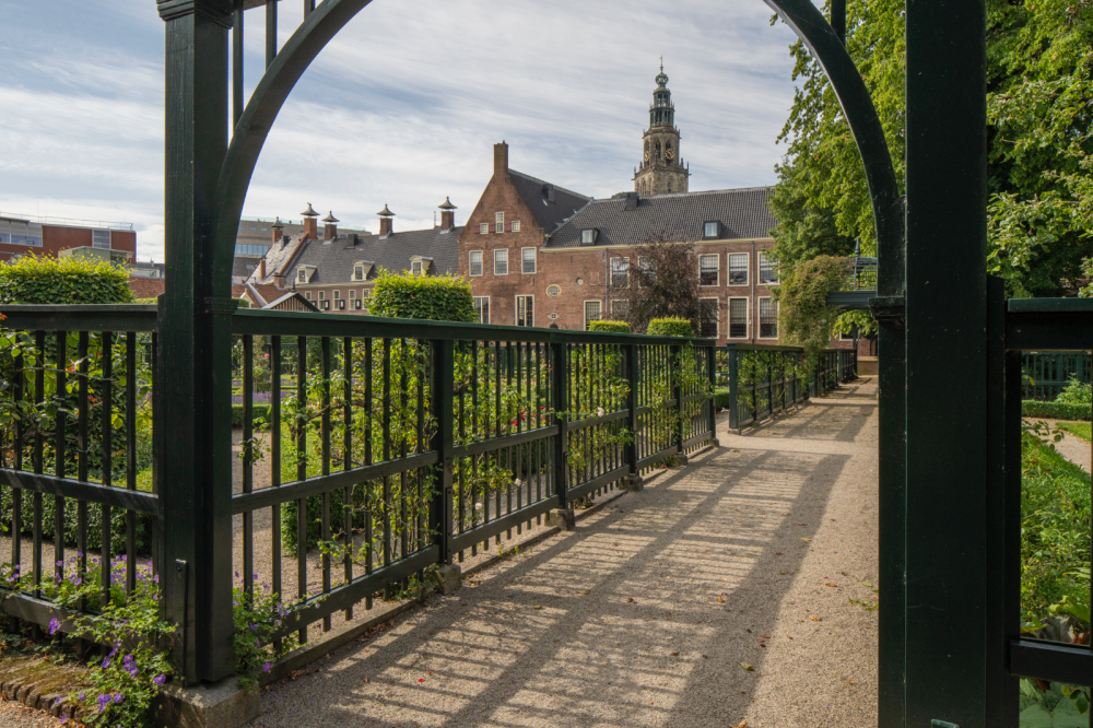 Prinsenhof met tuin en stallen