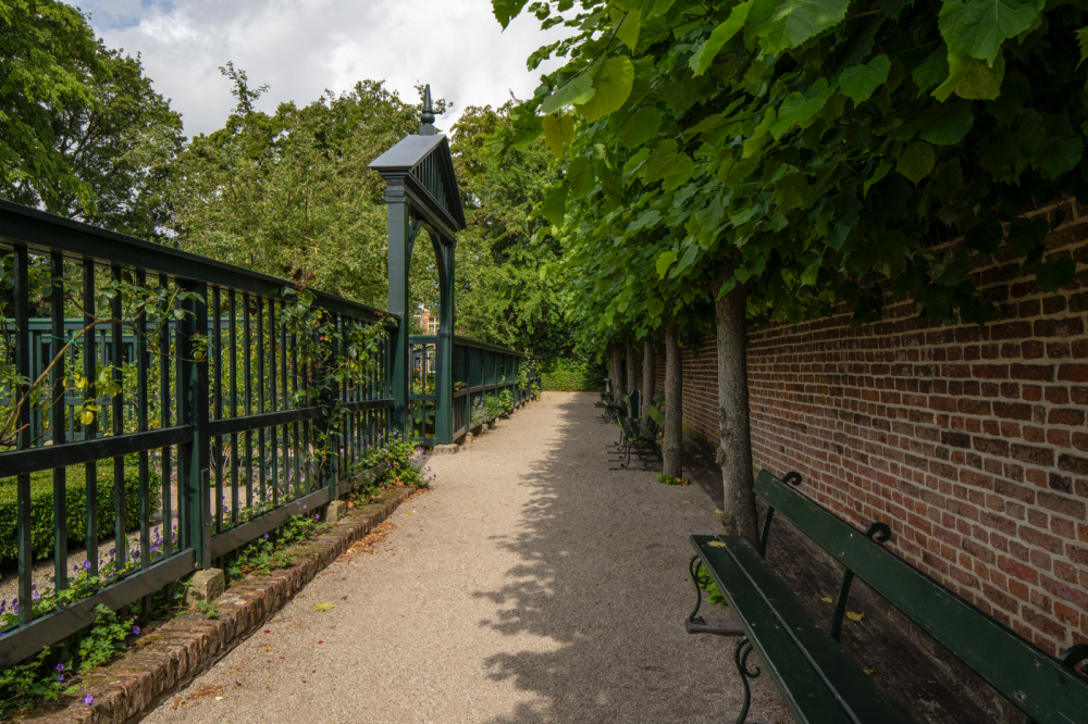 Prinsenhof met tuin en stallen
