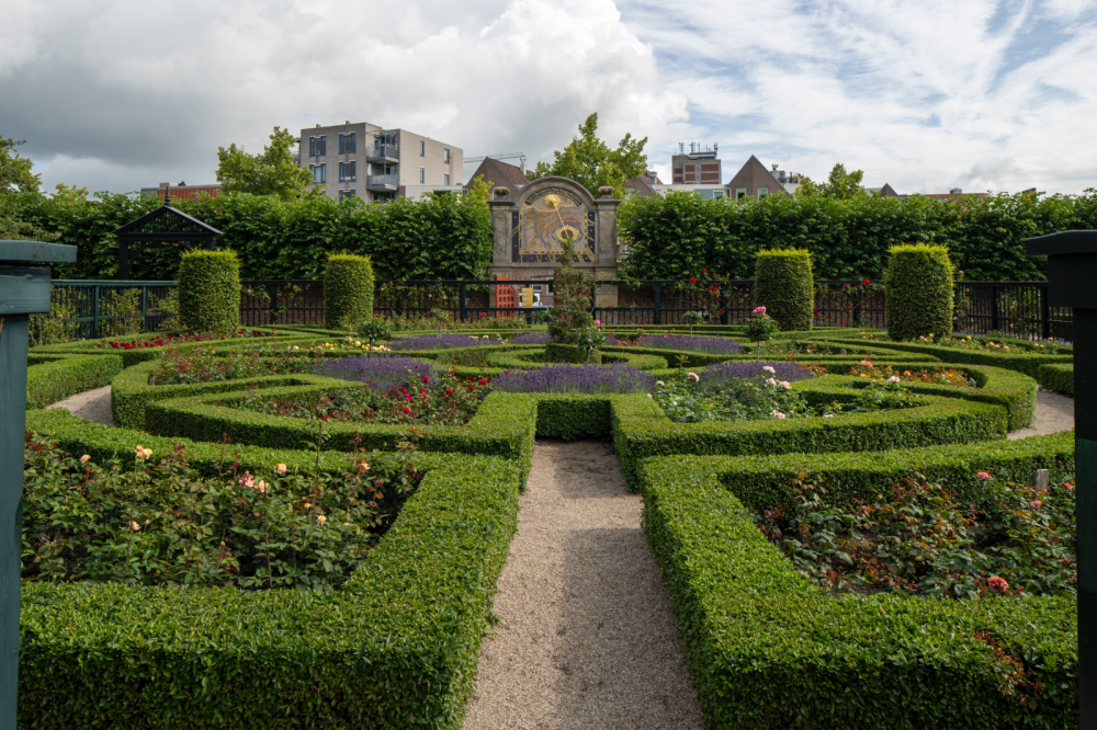 Prinsenhof met tuin en stallen