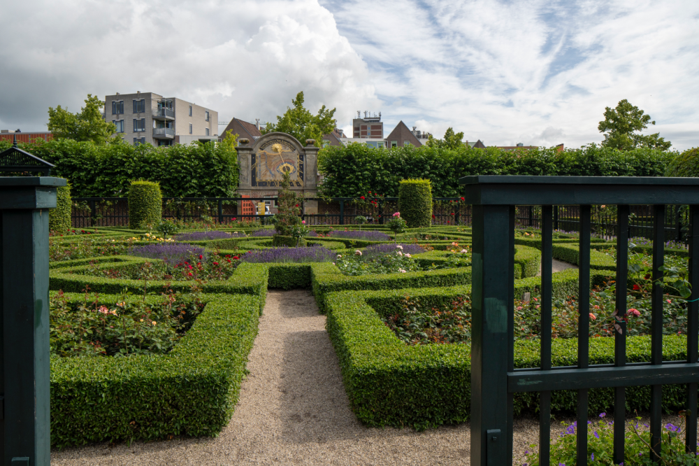 Prinsenhof met tuin en stallen