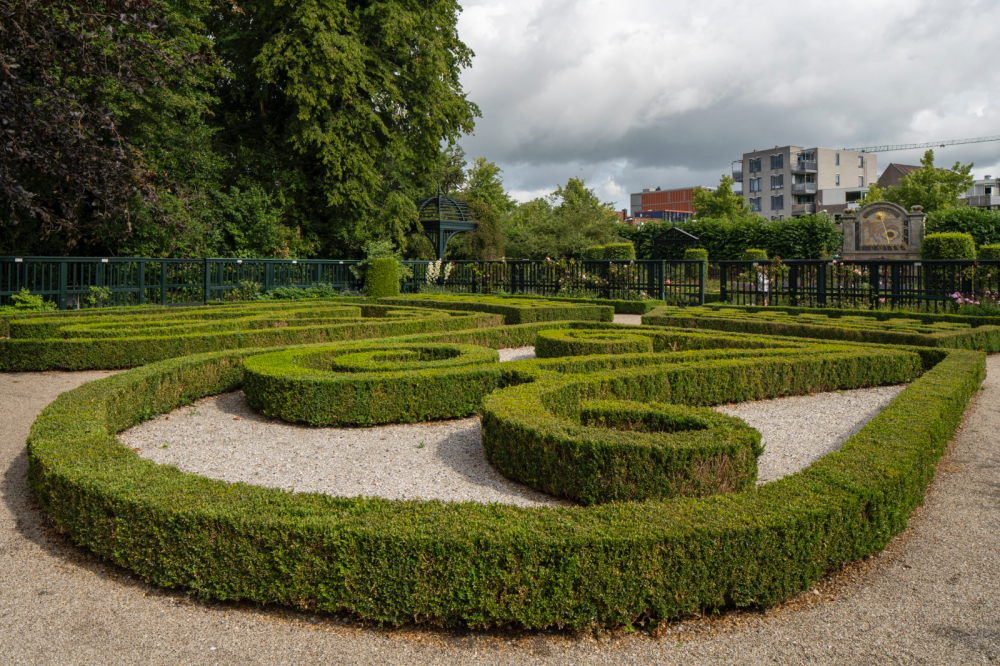 Prinsenhof met tuin en stallen