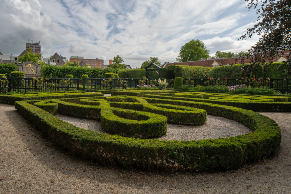 Prinsenhof met tuin en stallen