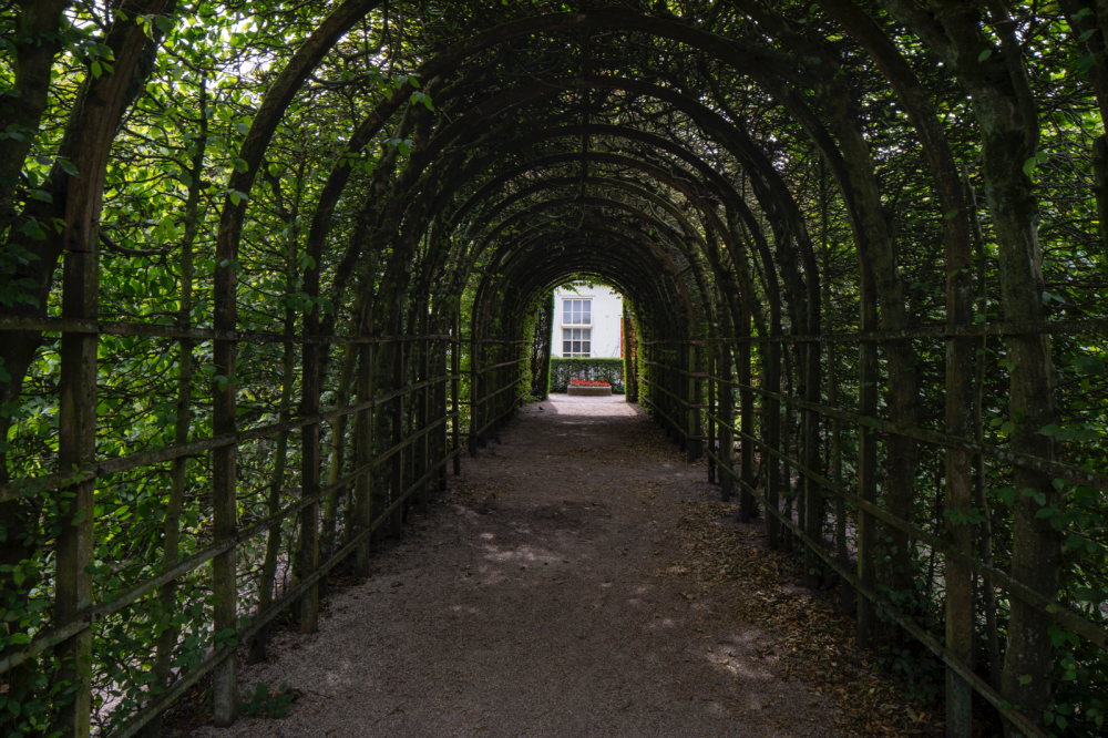 Prinsenhof met tuin en stallen