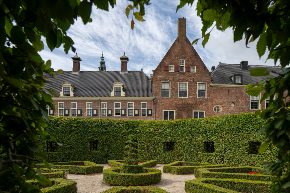 Prinsenhof met tuin en stallen