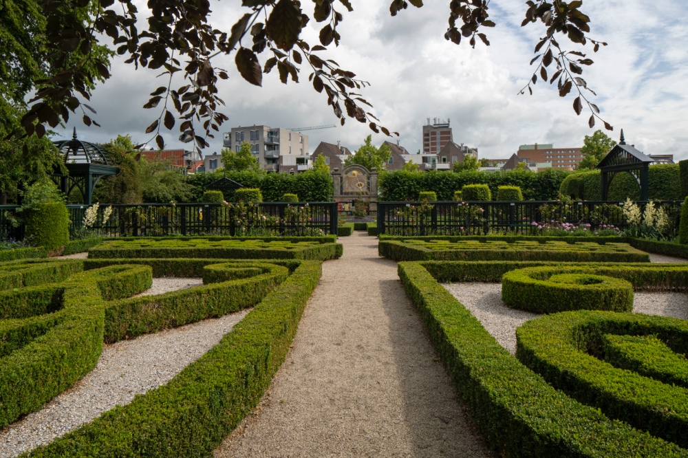 Prinsenhof met tuin en stallen