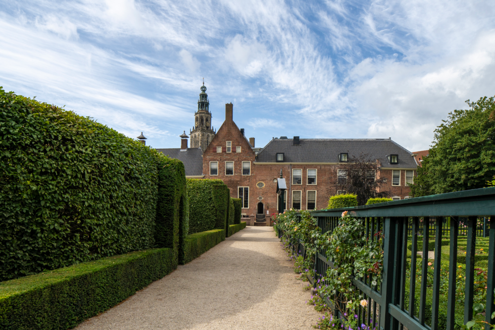 Prinsenhof met tuin en stallen