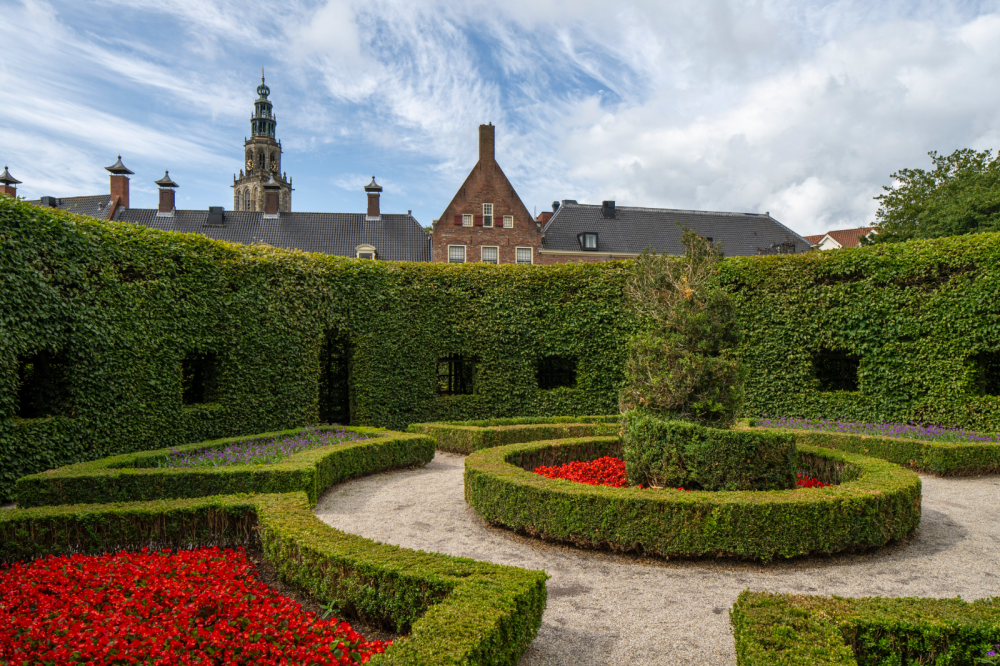 Prinsenhof met tuin en stallen