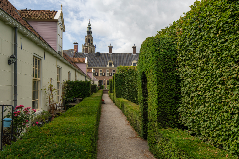 Prinsenhof met tuin en stallen