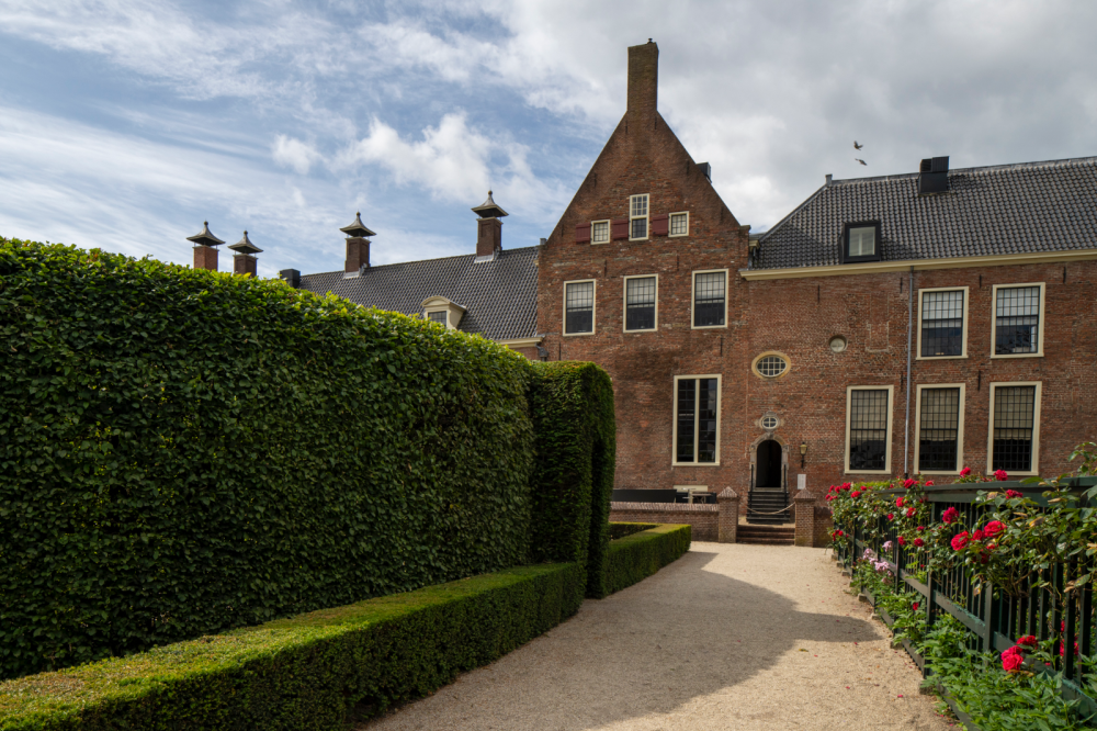 Prinsenhof met tuin en stallen