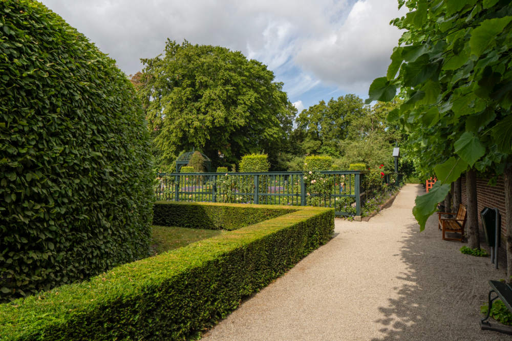 Prinsenhof met tuin en stallen