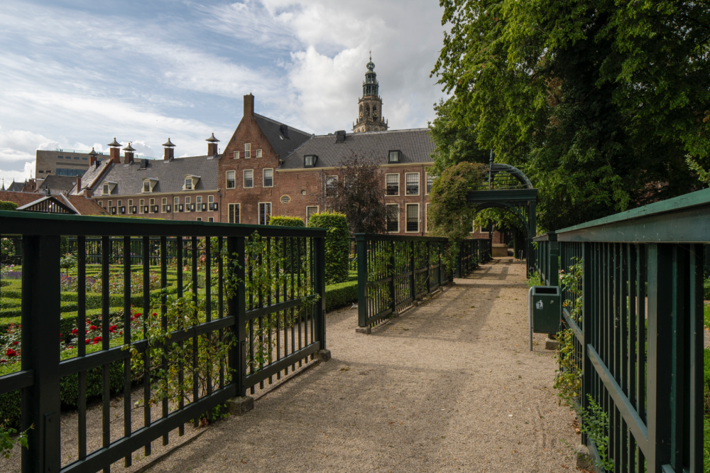 Prinsenhof met tuin en stallen