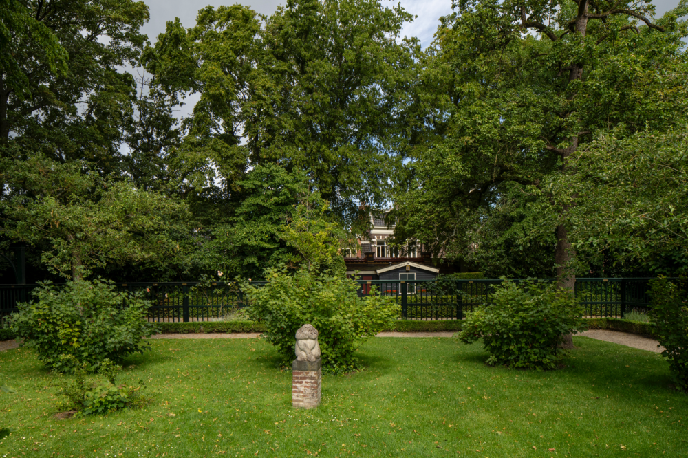 Prinsenhof met tuin en stallen