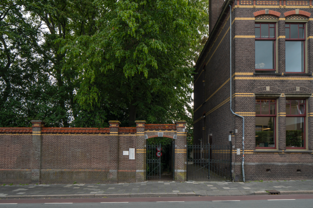 Prinsenhof met tuin en stallen