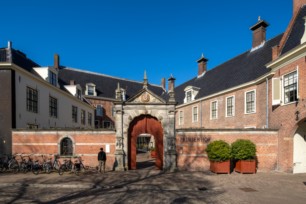 Prinsenhof met tuin en stallen