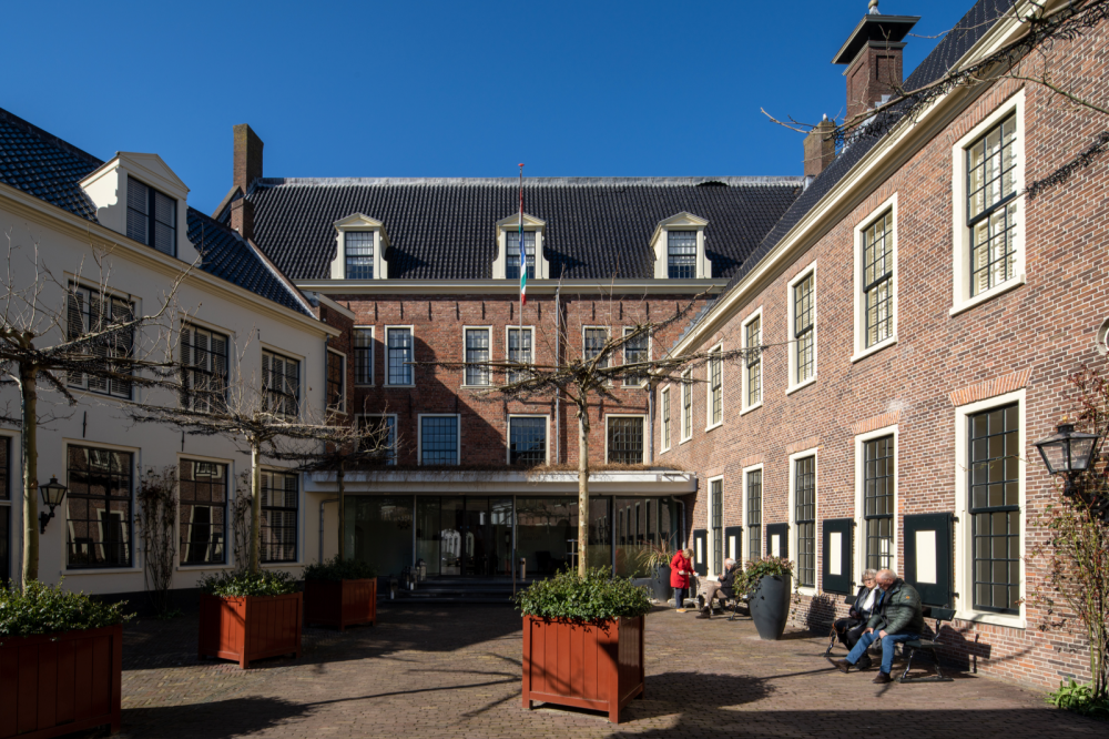 Prinsenhof met tuin en stallen