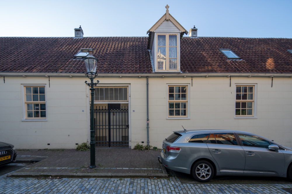 Prinsenhof met tuin en stallen