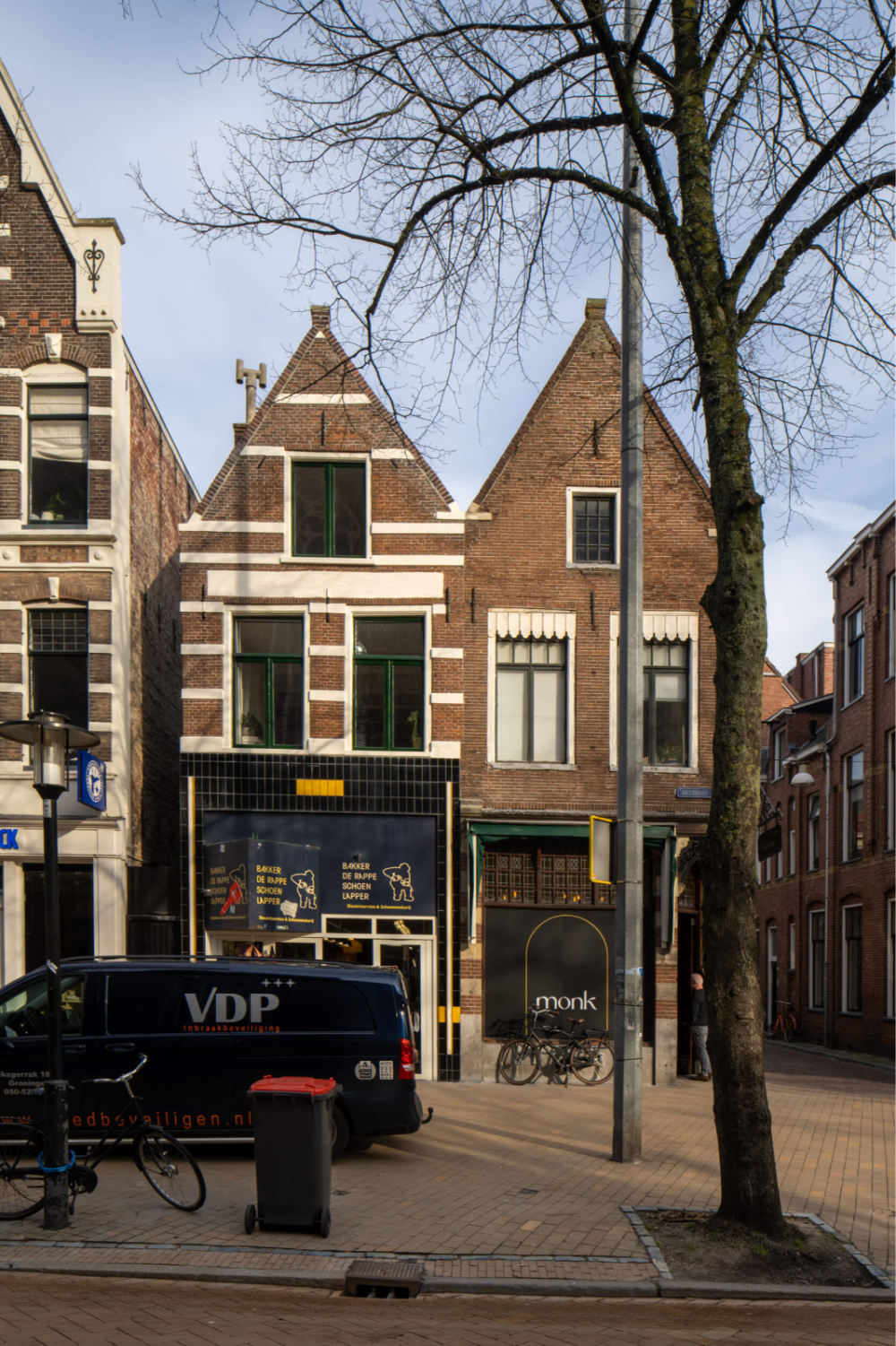 Smal pand onder zadeldak