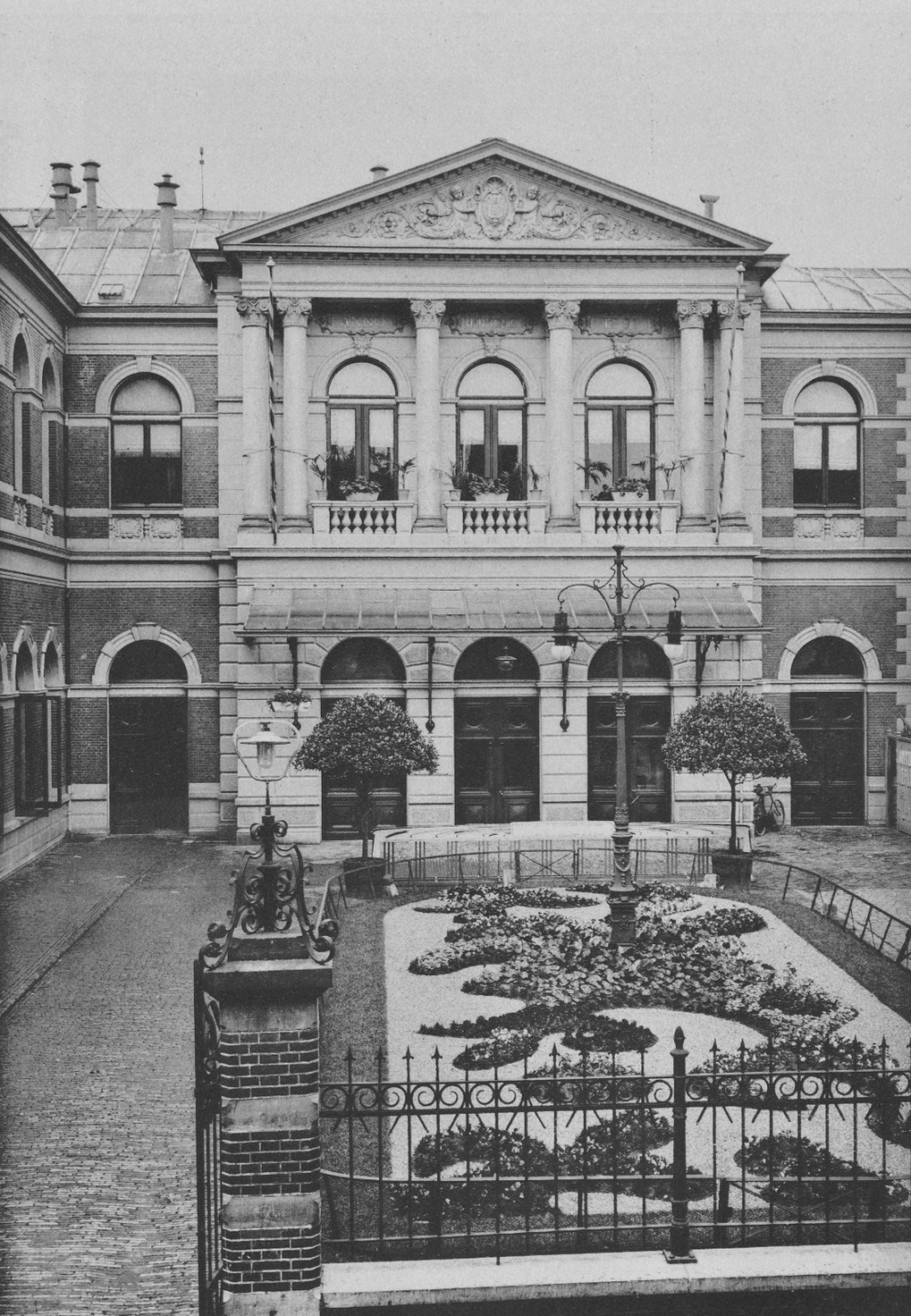 Sociëteit en concertgebouw De Harmonie