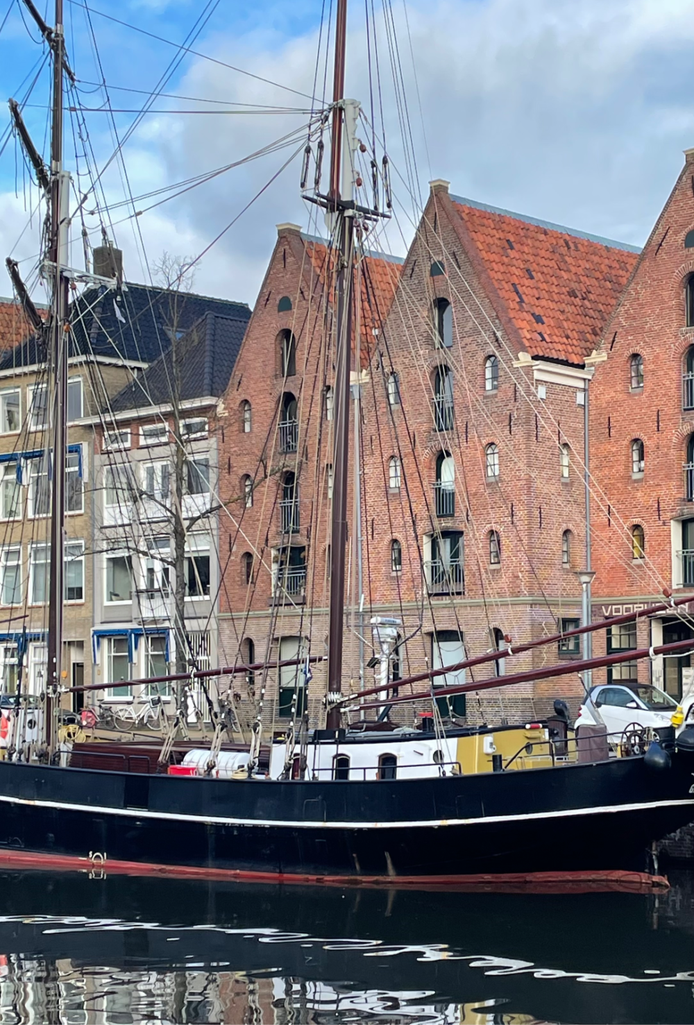 Twee pakhuizen onder zadeldaken