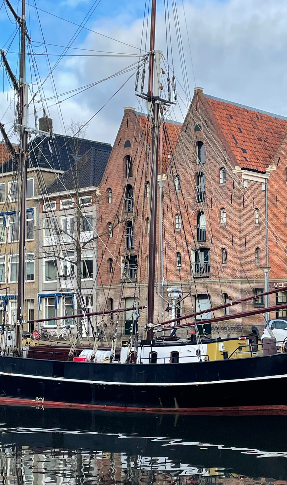 Twee pakhuizen onder zadeldaken