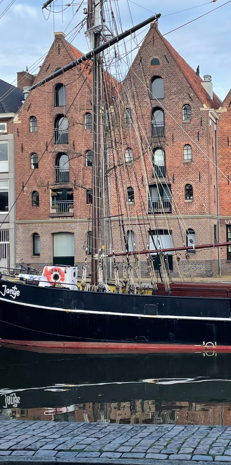 Twee pakhuizen onder zadeldaken