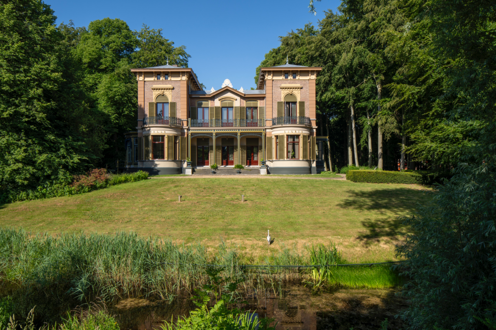 Villa Gelria met koetshuis en tuinmanswoning