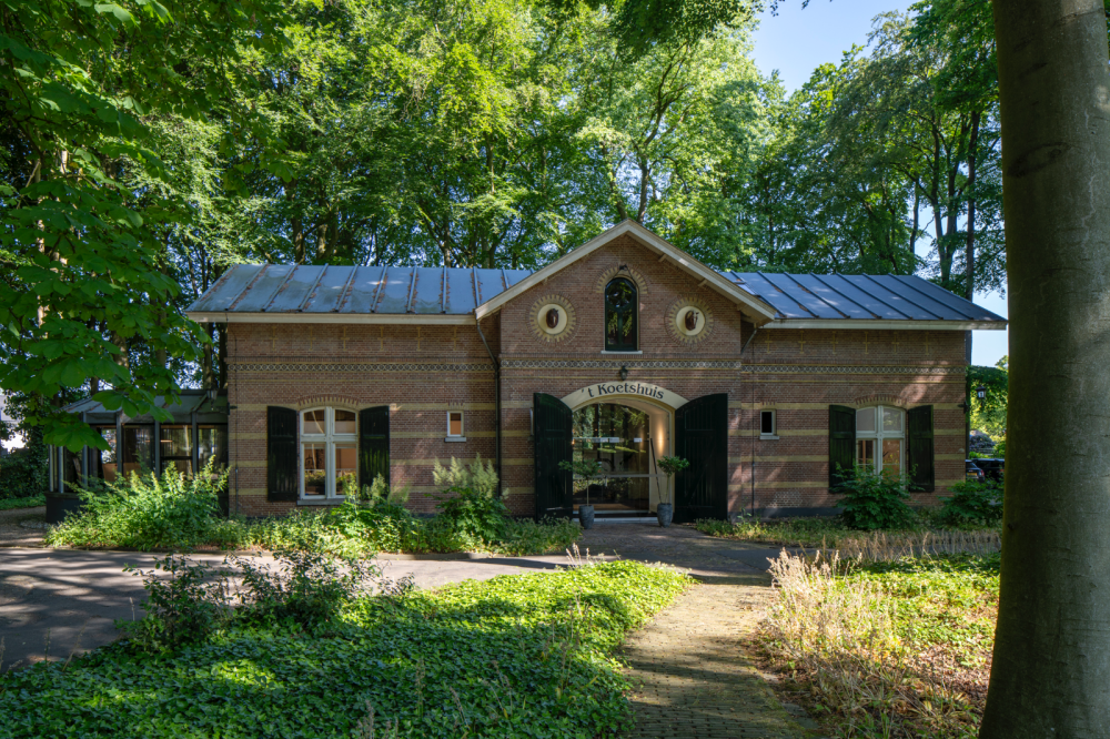 Villa Gelria met koetshuis en tuinmanswoning