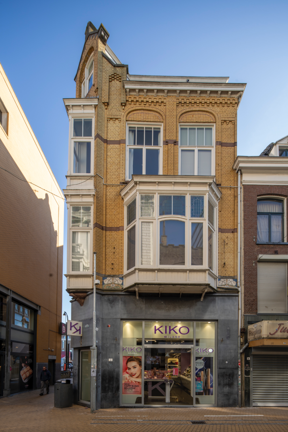 Winkel met bovenwoning 