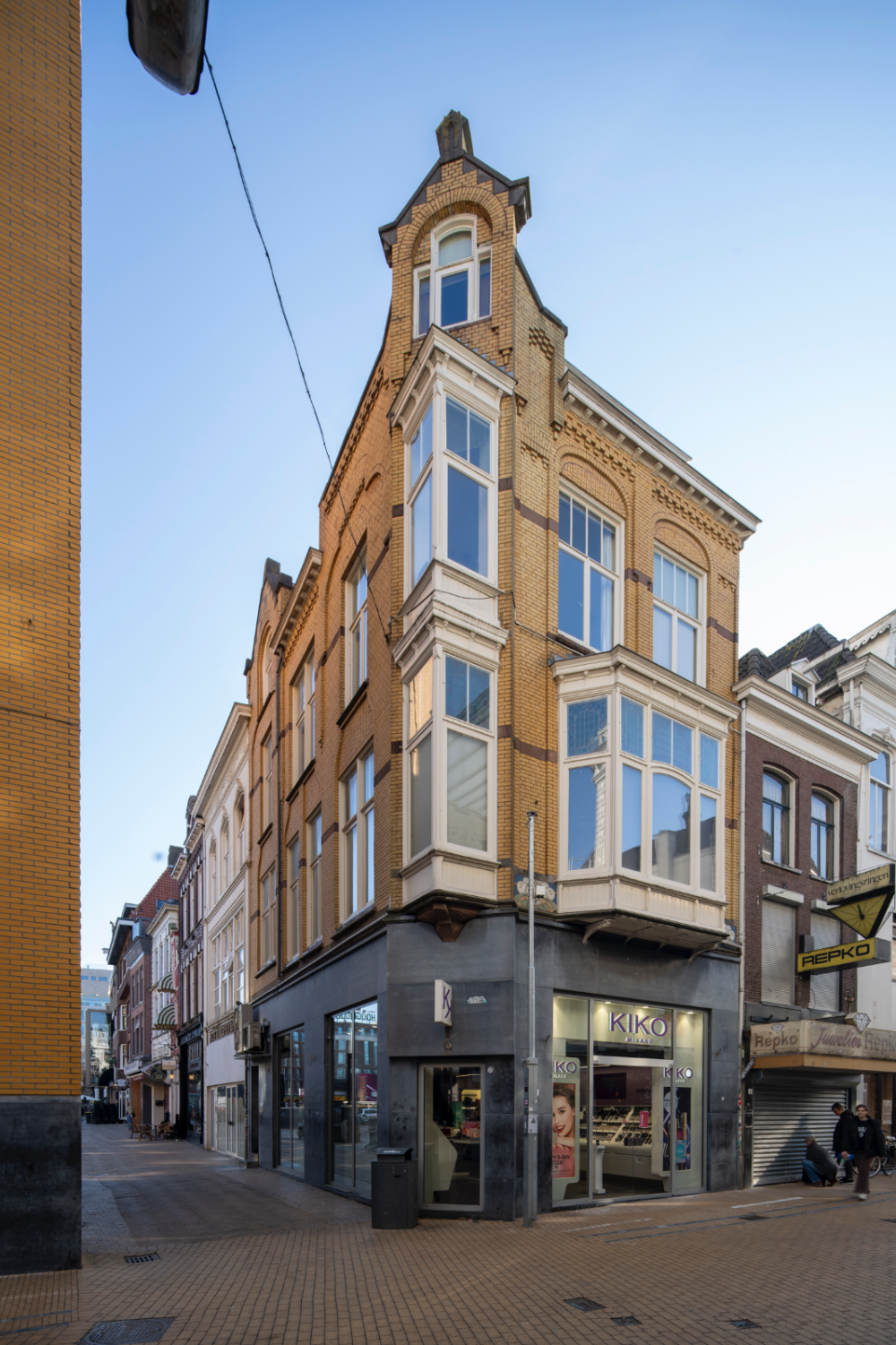 Winkel met bovenwoning 