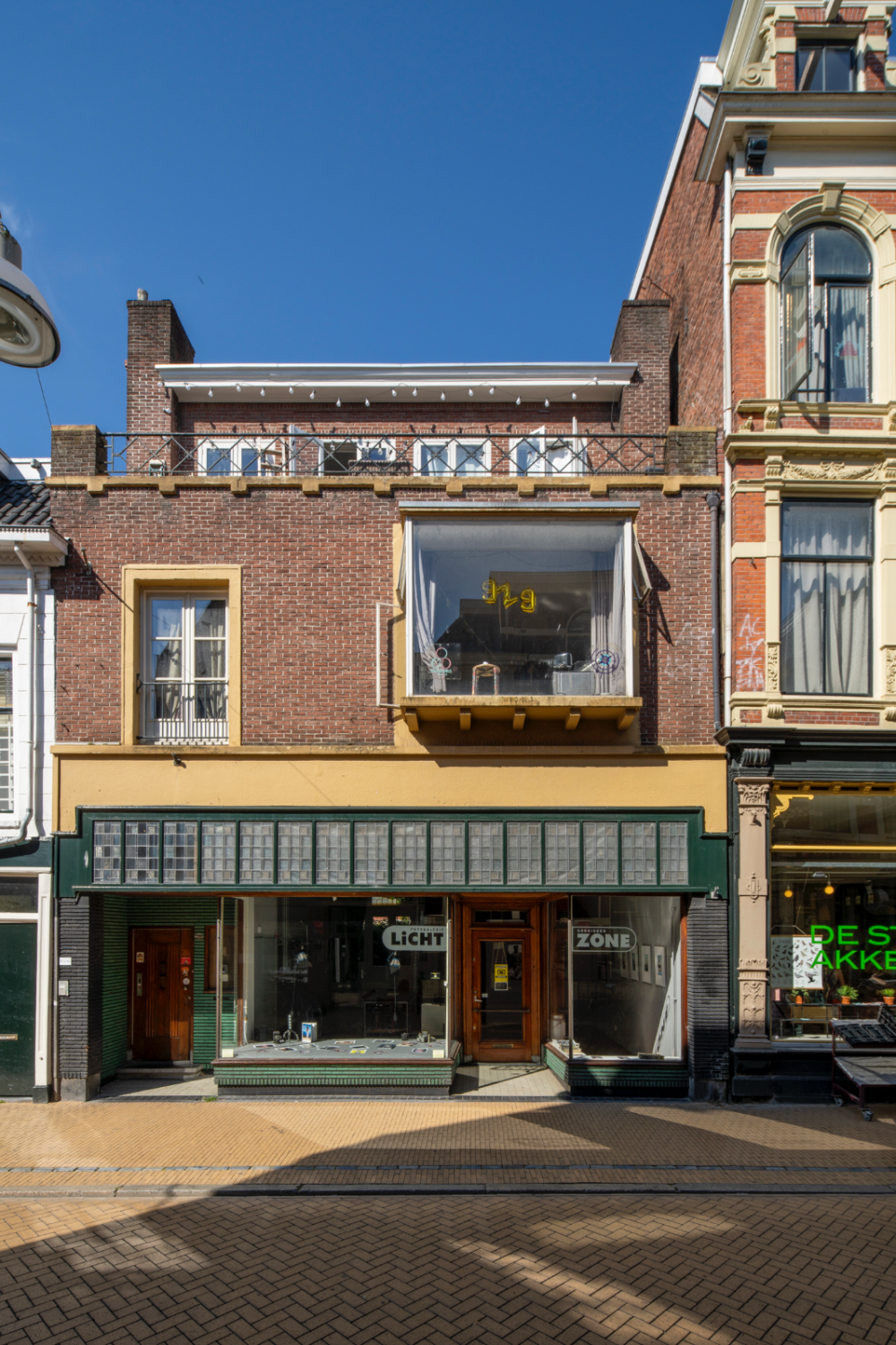 Winkel met bovenwoning