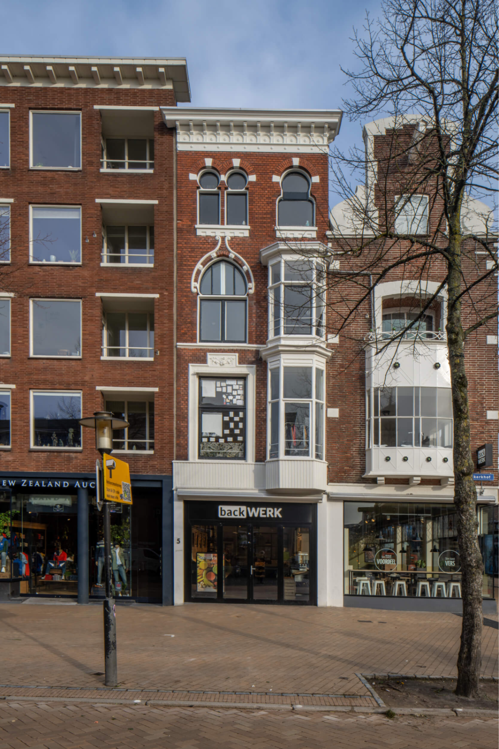 Winkel met bovenwoning