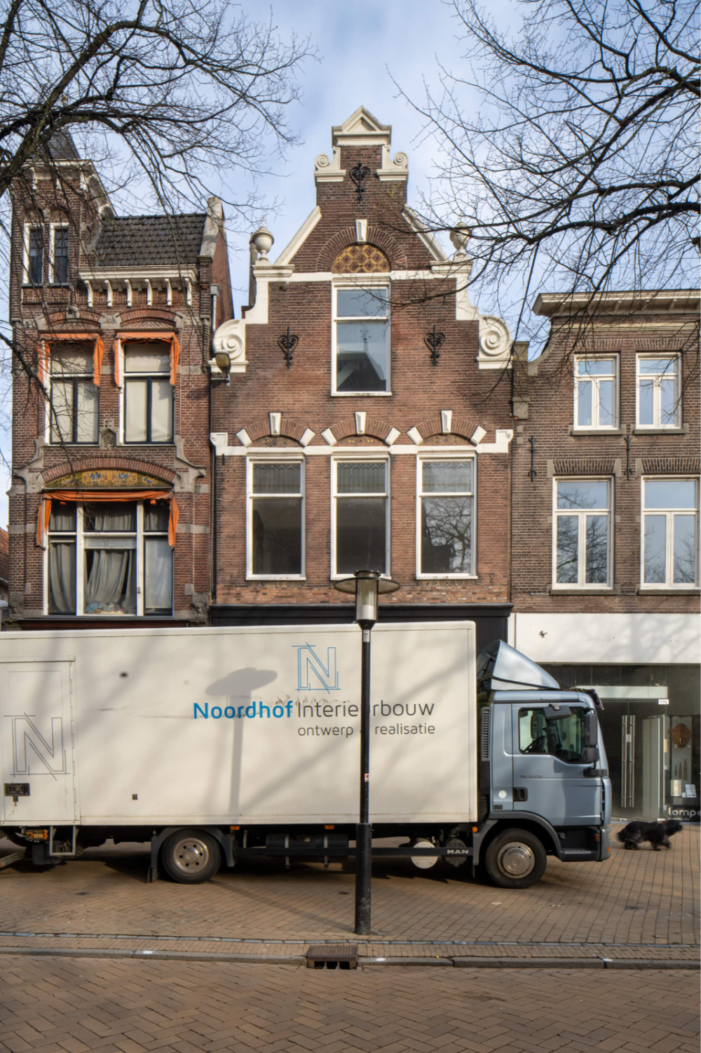 Winkel met bovenwoning