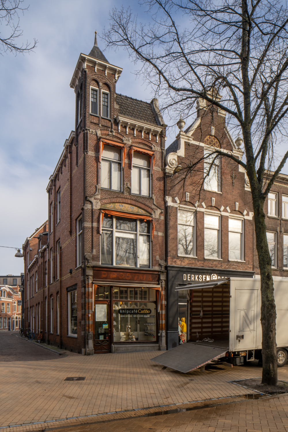 Winkel met bovenwoning