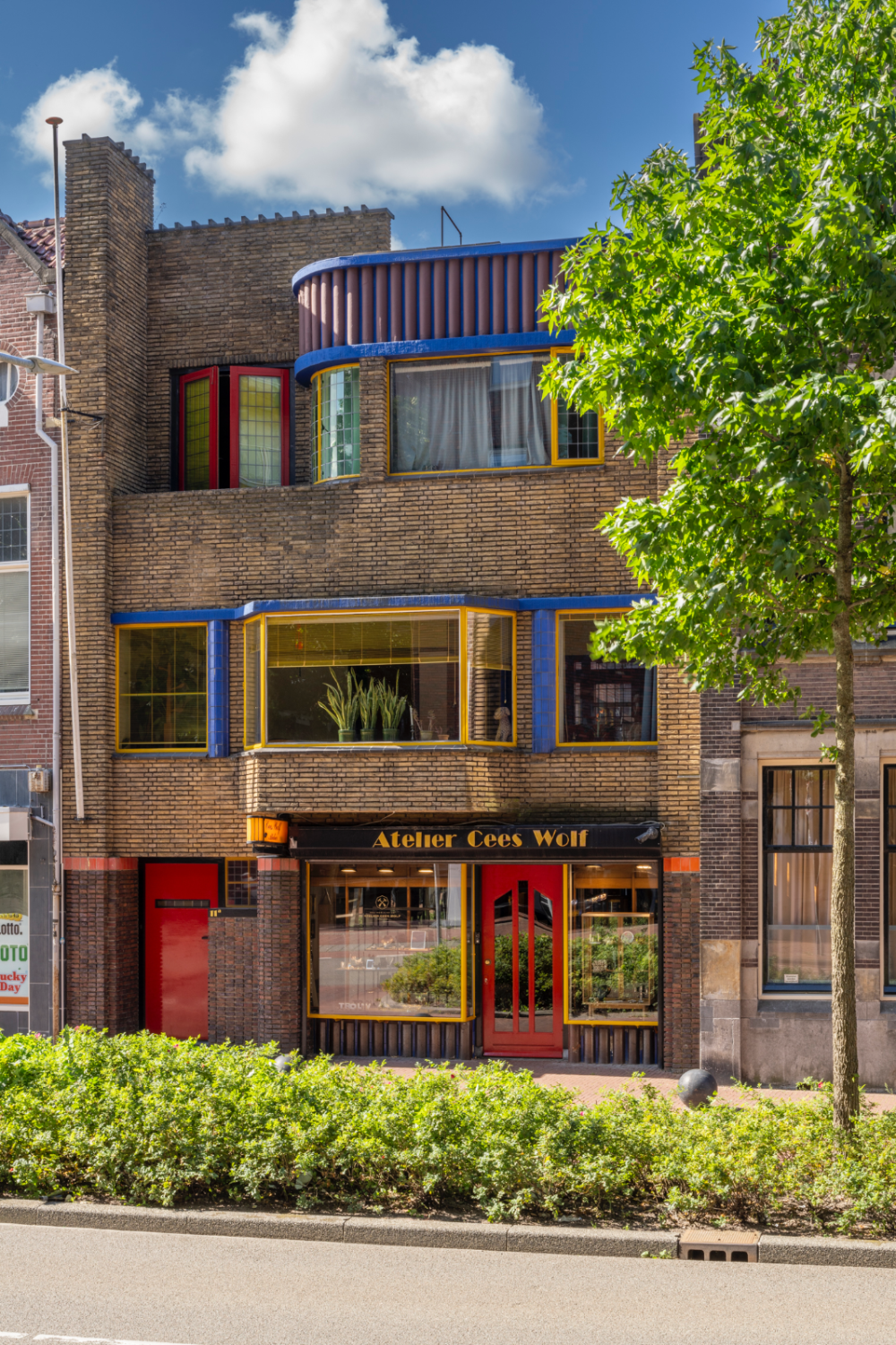 Winkel met bovenwoning