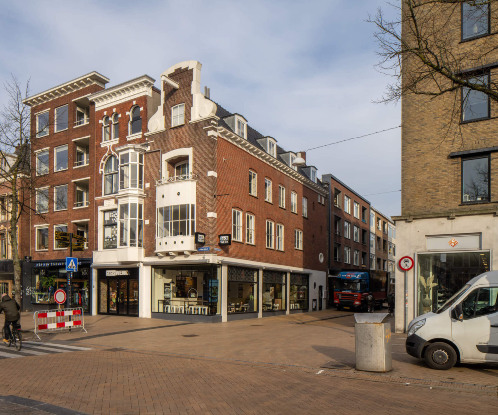Winkel met bovenwoning