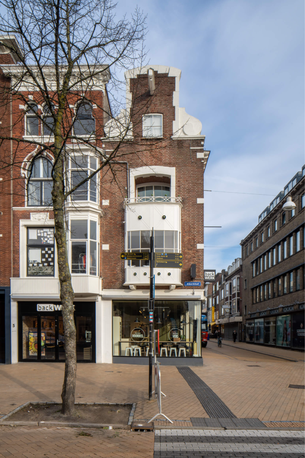 Winkel met bovenwoning