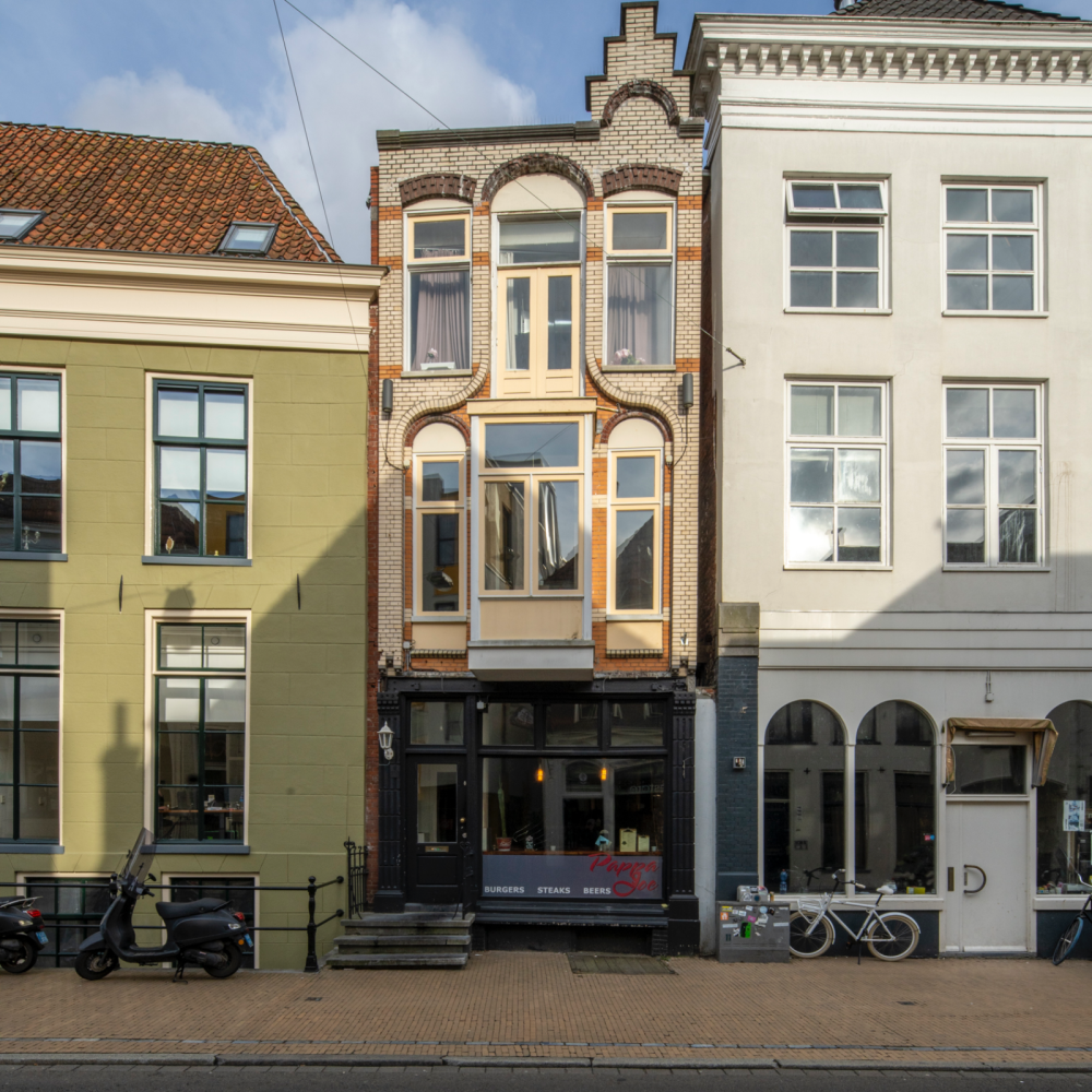 Winkel met bovenwoning