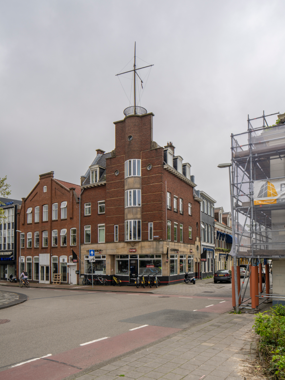 Winkel met bovenwoning