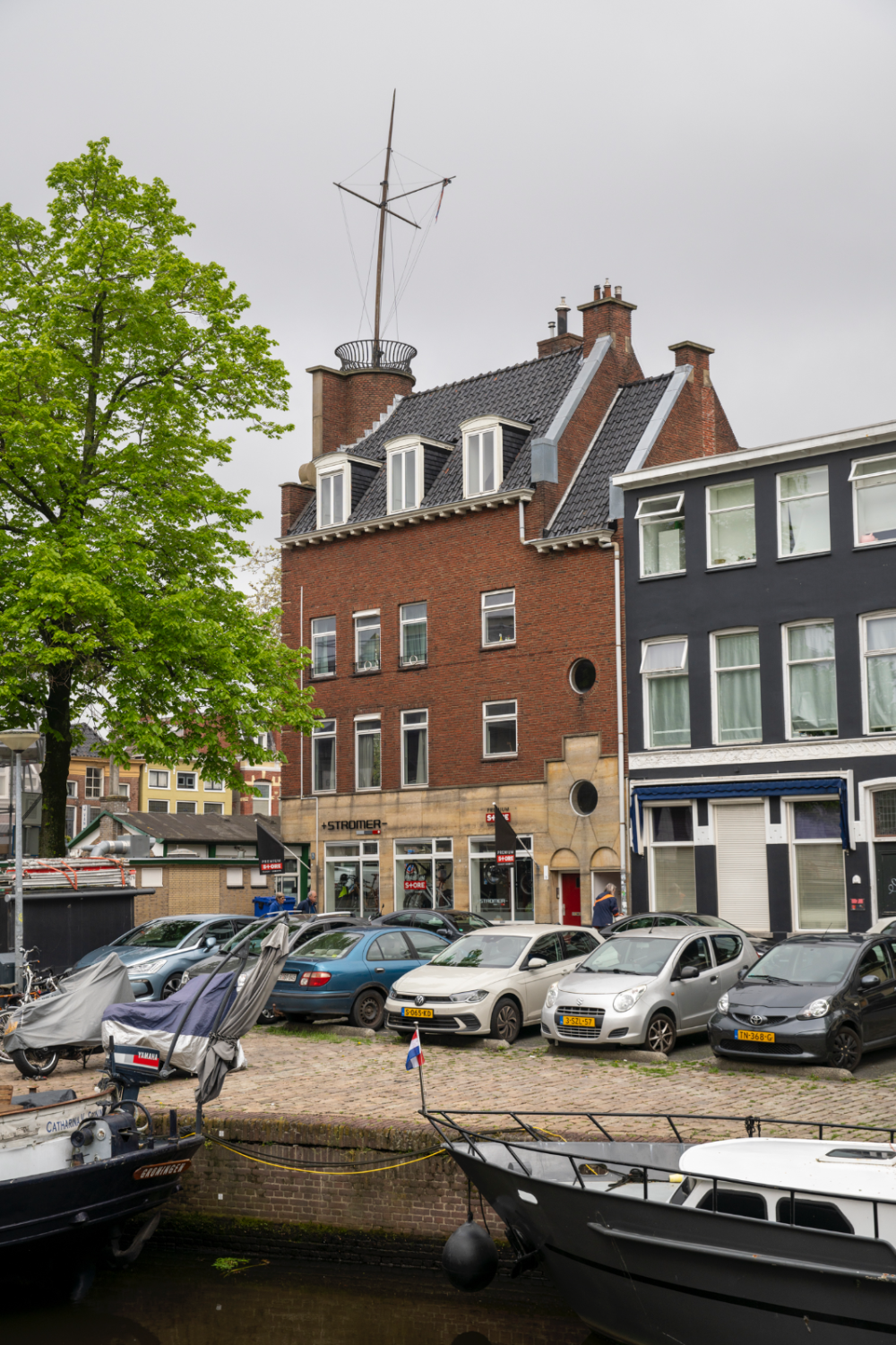 Winkel met bovenwoning