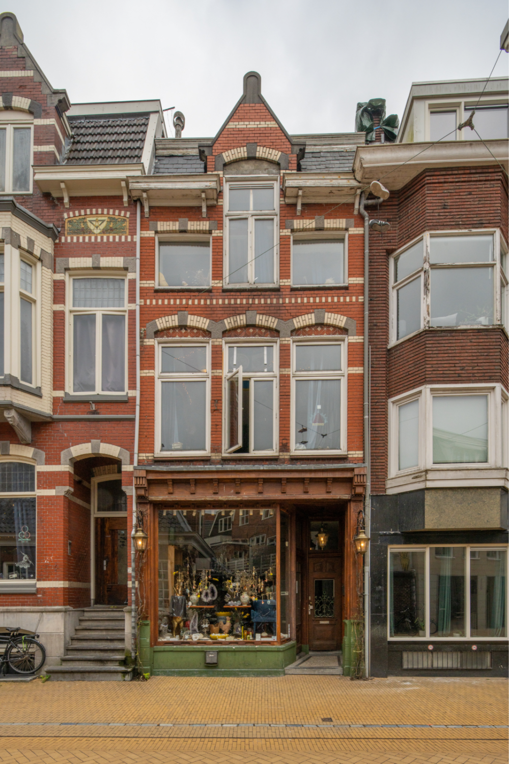 Winkelpand met bovenwoning