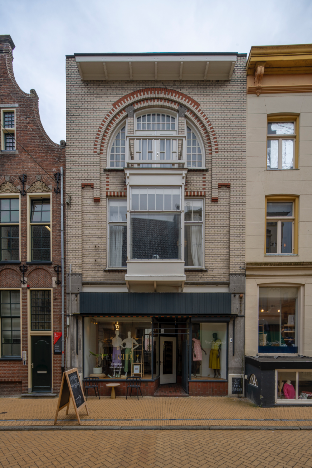 Winkelpand met bovenwoning