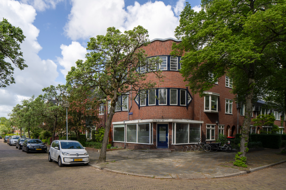 Winkelpand met bovenwoning