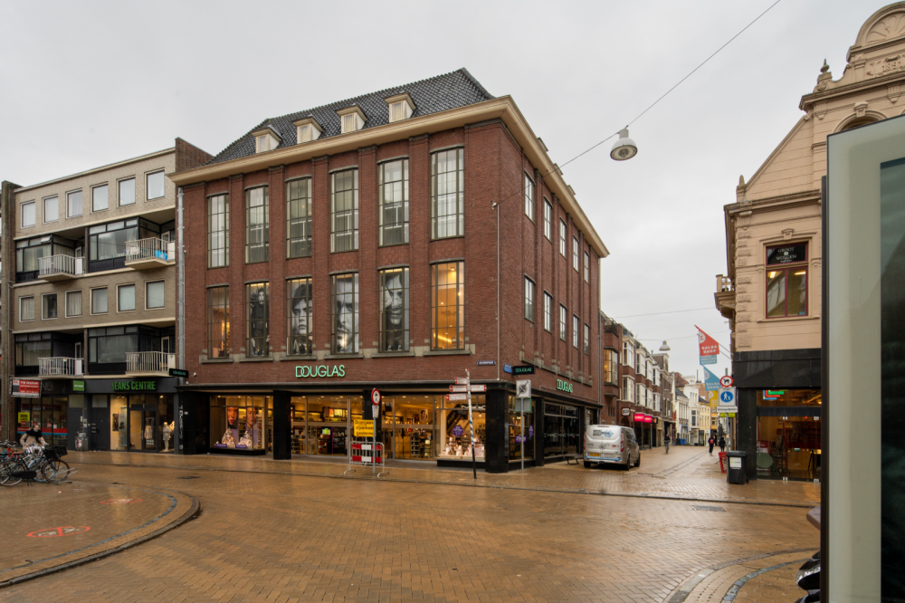 Winkelwoningcomplex met magazijnen