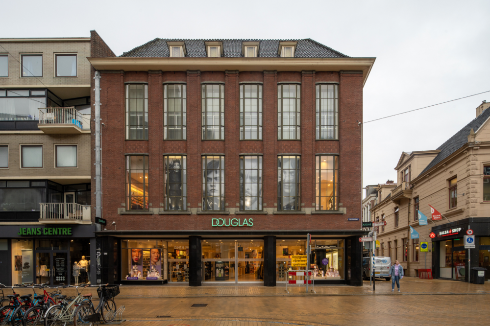 Winkelwoningcomplex met magazijnen